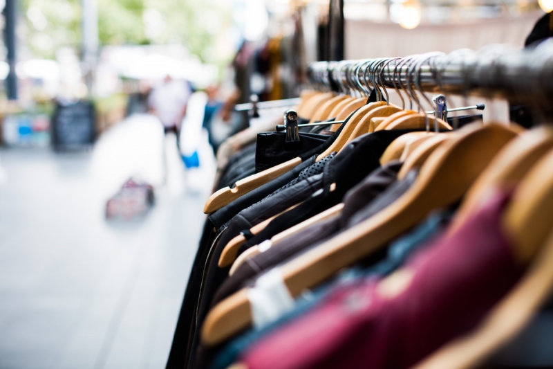 vitrine-PUGET THENIERS-min_blur_close_up_focus_hanger_jacket_market_people_rack-1176303