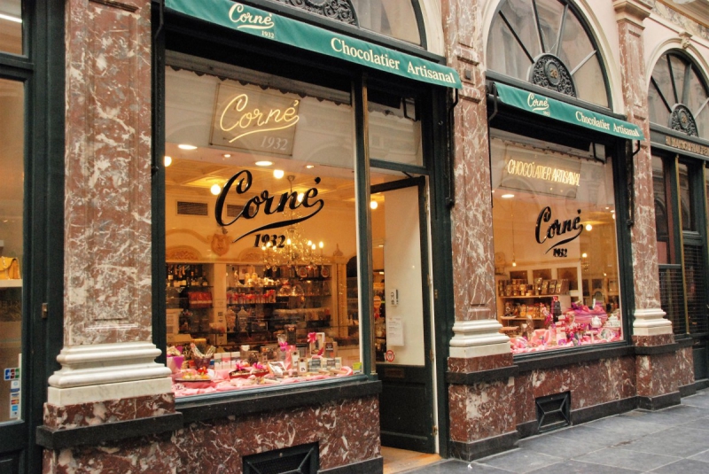 vitrine-PUGET THENIERS-min_chocolate_chocolaterie_shop_luxury_chic_gallery_brussels_belgium-558146