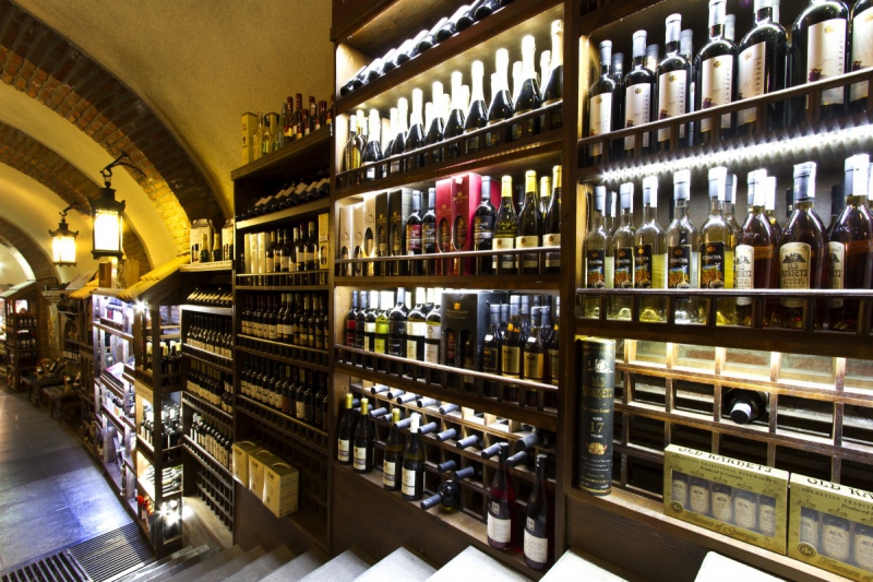 vitrine-PUGET THENIERS-min_world_street_travel_shop_canon_georgia_wine_bottles-429767